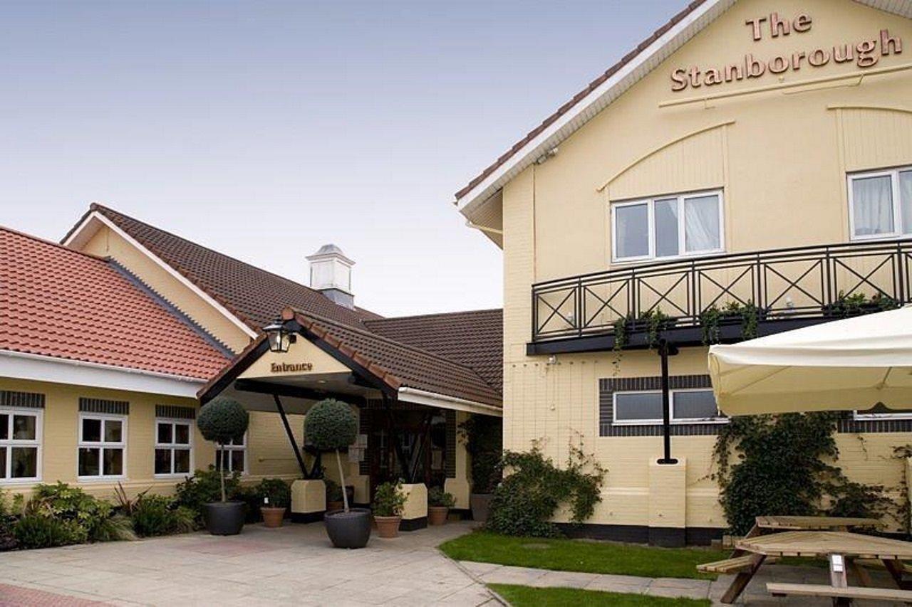 Premier Inn Вэлвин Гарден Сити Экстерьер фото